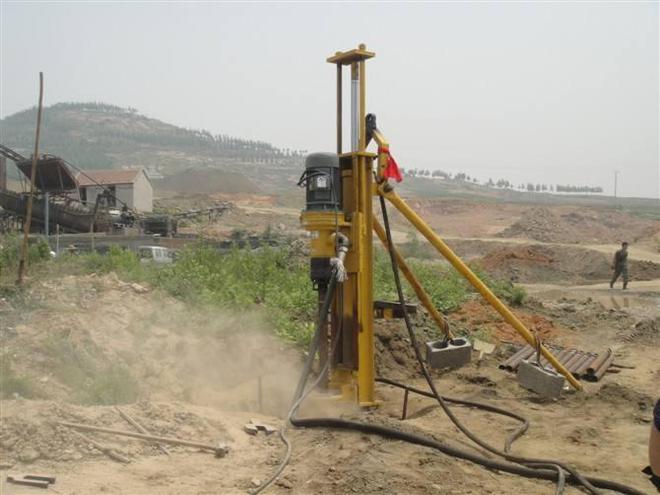 农村大哥花3000元成本发明钻井机可以钻到地下40多米深